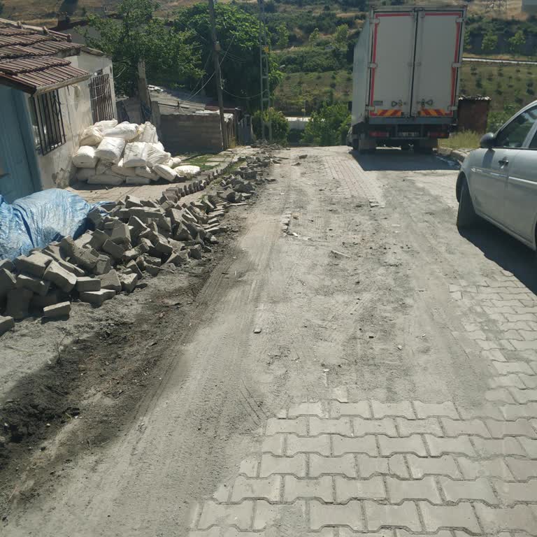 İSKİ Ve Belediyeden Arıkan Sokakta Yolun Asfaltlanmaması Çocukları Tehlikeye Atıyor