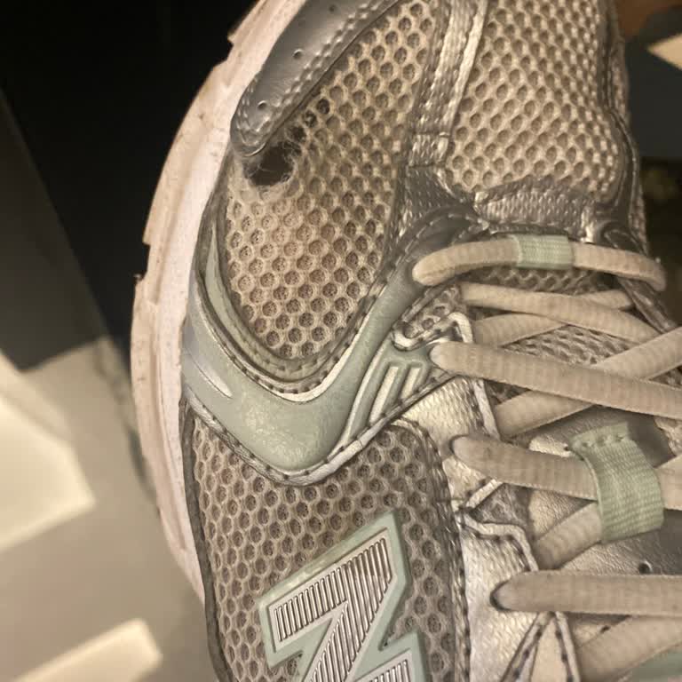 New Balance 530 Model Spor Ayakkabısının Ön File Bölümünde Tekrarlayan Yırtılma