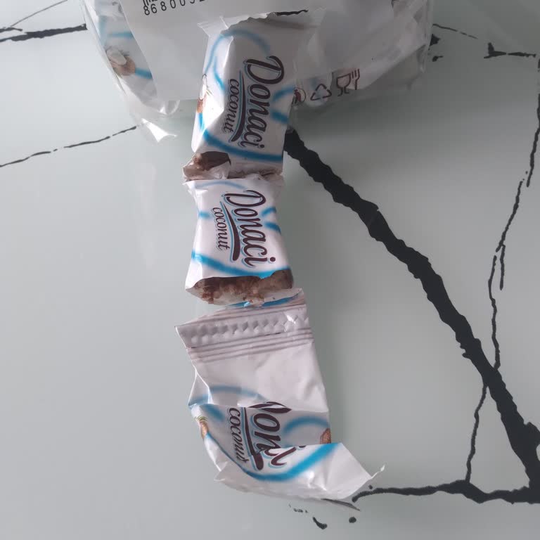 Açık Ve Boş Çikolata Paketleri Gıda Güvenliği Endişesi