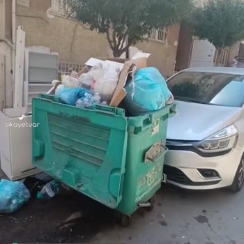 Bahçelievler Mahallesi'nde Bulunan Çöplerin Toplanmaması Ve Kokması