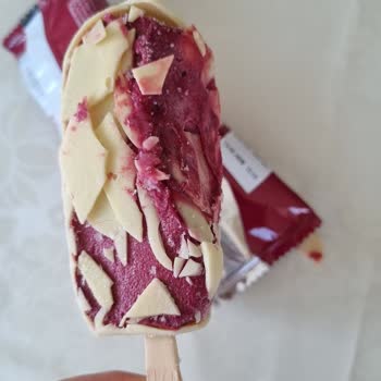 Magnum Karadut Dondurması Paketi Ezilmiş Ve Kırılmış