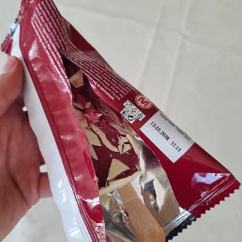 Magnum Karadut Dondurması Paketi Ezilmiş Ve Kırılmış