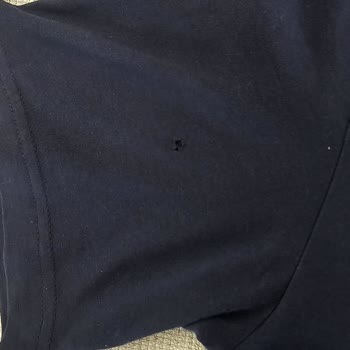 İzmir Hilltown Mağazasında Champion T-Shirt İlk Yıkamada Delik Açtı, Değişim Reddedildi