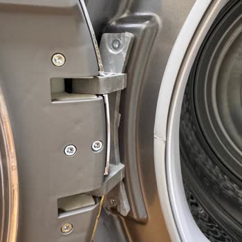 Hoover Kurutma Makinesinde Kalitesiz Plastik Parçalar Ve Dayanıksız Menteşe