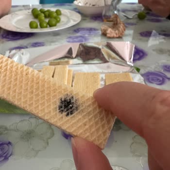 Torku Antep Fıstıklı Gofretten Boya Parçası Çıktı Gıda Güvenliği İhlali