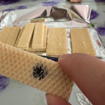 Torku Antep Fıstıklı Gofretten Boya Parçası Çıktı Gıda Güvenliği İhlali