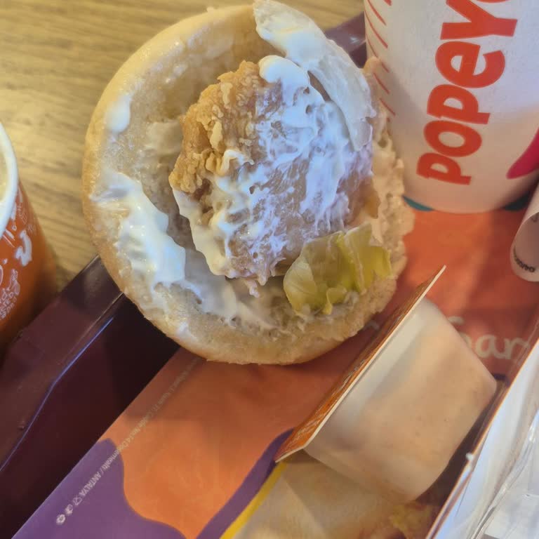 Popeyes Denizli Şubesinde Küçük Hamburger Ve Eksik Tavuk Parçalarıyla Ücret Uyuşmazlığı