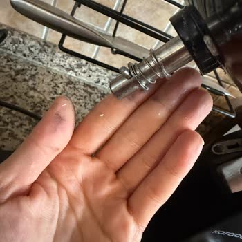 Karaca Hamura Siyah Boya Akıtan, Ağır Koku Ve Ses Yapan Bir Ürünü Tamir Edip Gönderecekmiş