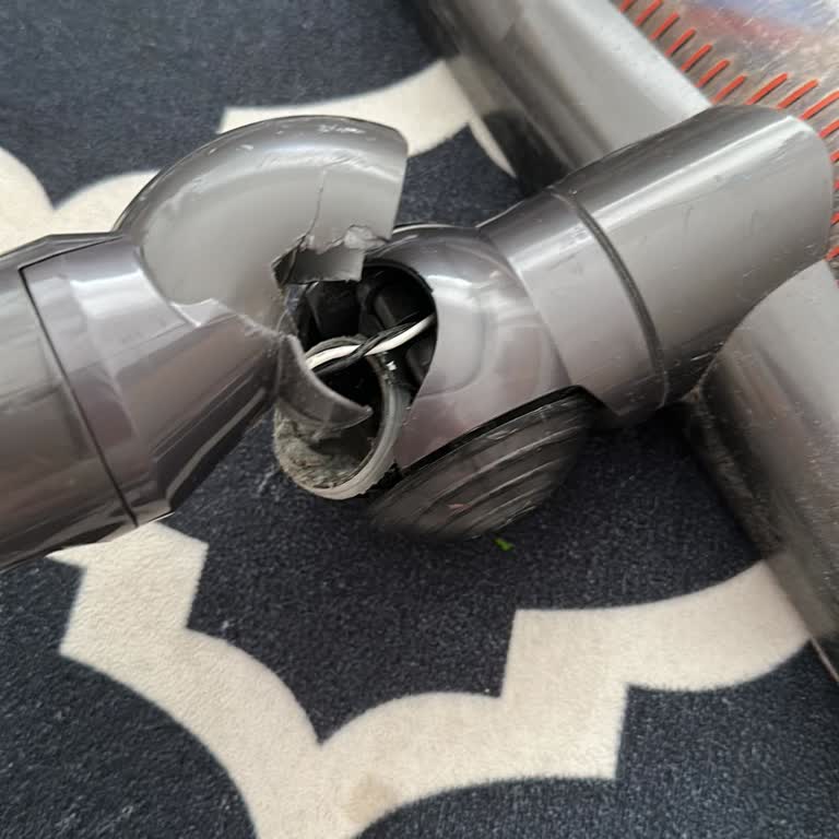 Dyson V8 Süpürge Başlığının Normal Kullanımda Kırılması Ve Ücretsiz Değişim Talebi