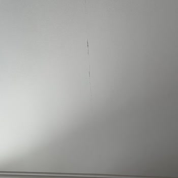 Çatlak Duvarlar Ve Eski Oda İçin Ücret İadesi Talebi