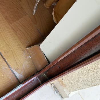 Çatlak Duvarlar Ve Eski Oda İçin Ücret İadesi Talebi