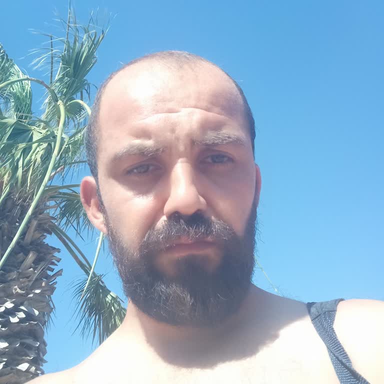 Şezlongta Oturmamıza Engel Olan Kaba İşletme Sahibi