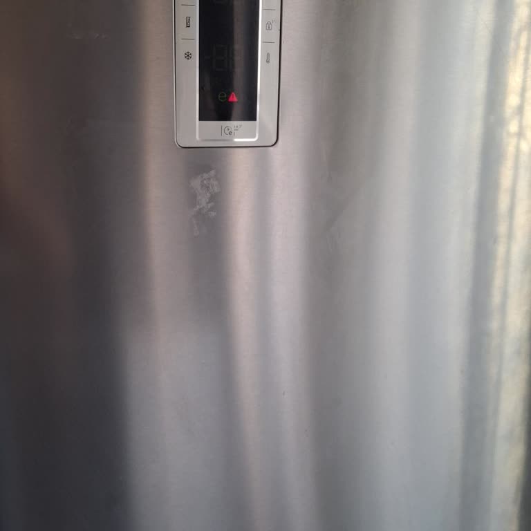 Arçelik Buzdolabında Şişen Gövde Ve Gaz Kaçağı İçin Ücretsiz Değişim Talebi