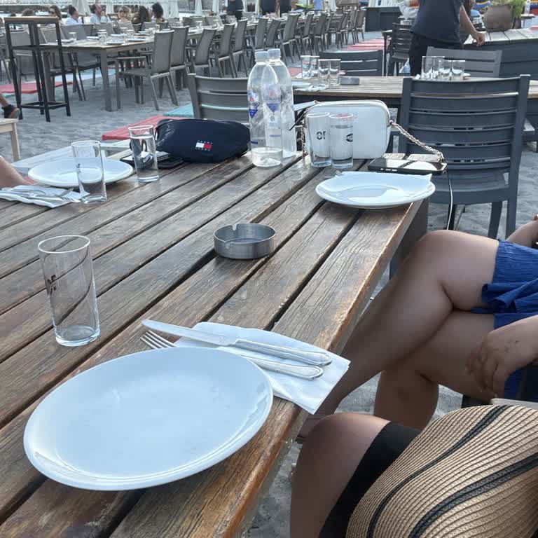 Garsonun Kaba Tutumu Masamı Değiştirme İsteğimi Reddetti