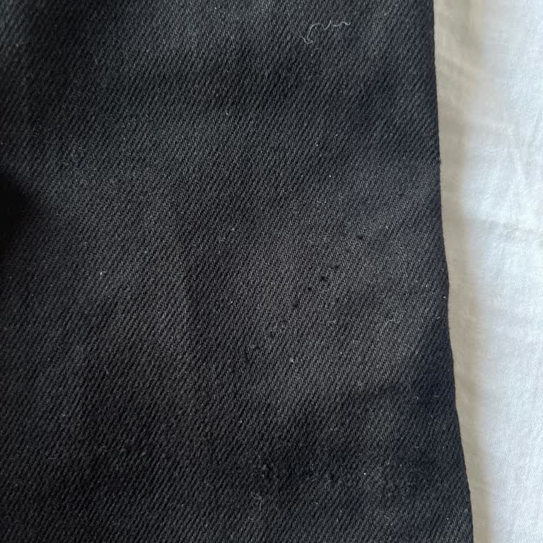 Levi’s Pantolonundaki Görünür Dikiş İzi Ve Yanıltıcı İnceleme Süreci