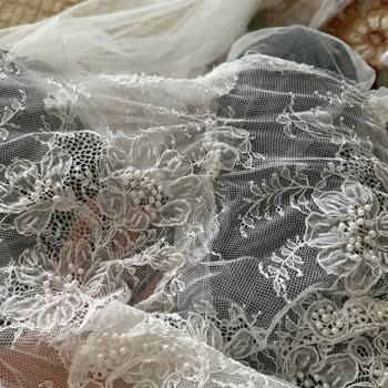 Kiralık Gelinlikte Ütüsüz Ve Lekeli Kıyafet, Duvakta Yırtıklar