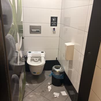 Opet İstasyonunda Pis Tuvalet Ve Güvensiz Yakıt Doldurma
