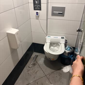 Opet İstasyonunda Pis Tuvalet Ve Güvensiz Yakıt Doldurma
