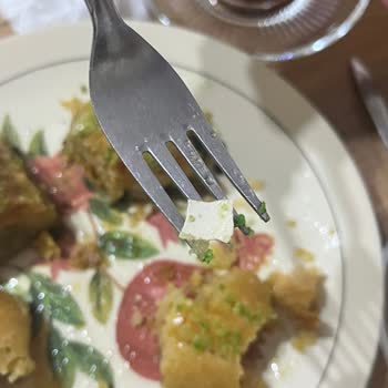 Hacı Ömeroğlu Şam Tatlıcılık Şekerparenin İçinden Parça Halinde Yumurta Kabuğu Çıktı