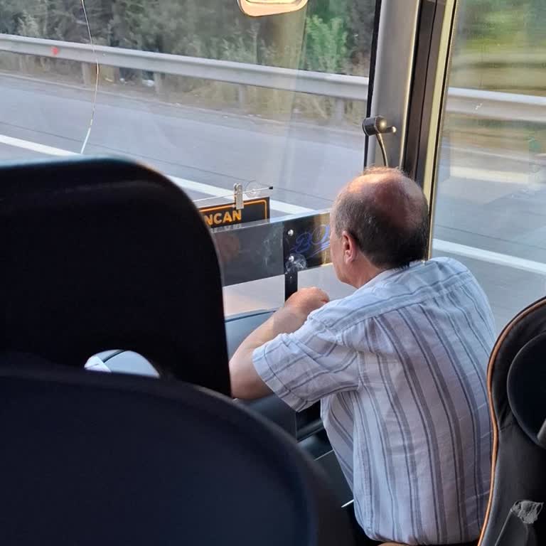 Otobüste Yedek Şoförün Sigara İçmesi Yolcu Sağlığını Riske Attı