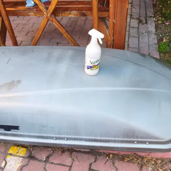 Glint Temizleyici Sert Plastik Yüzeyde Vernik Tabakasını Söküyor