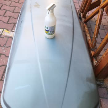 Glint Temizleyici Sert Plastik Yüzeyde Vernik Tabakasını Söküyor