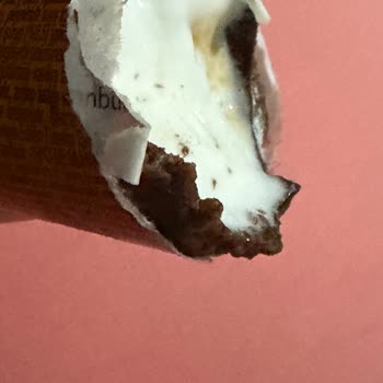 Algida Cornetto Disc Vanilya Karamel Dondurmasında Keskin Plastik Parça Çıktı