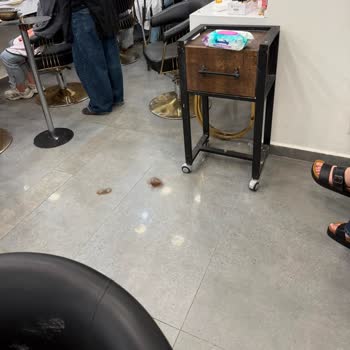 İki Kat Ücret Ve Kirli Tesettür Bölümünde Hatalı Saç Rengi