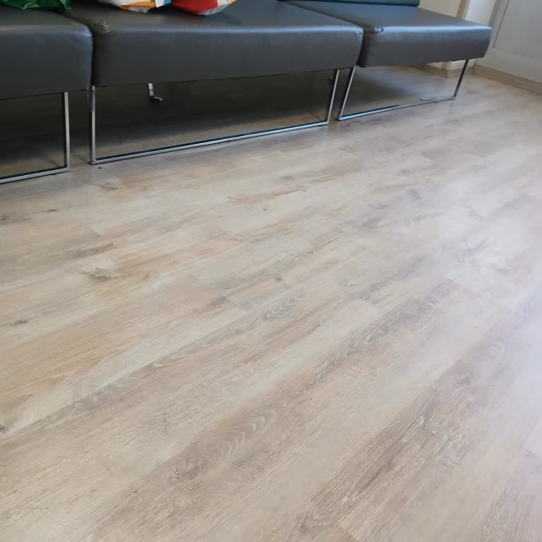 Bekleme Alanında Çamurlu Su Bidonları Ve Hijyenik Olmayan Koşullar
