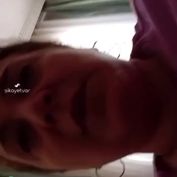 Mavi Jeanste Delik Bir Tişörtün Satılması