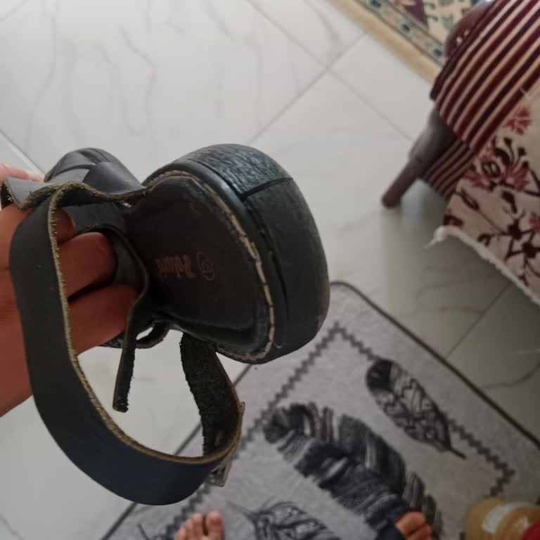 FLO Sandaletin Topuğu 3 Günde Kırıldı, İade Talebi