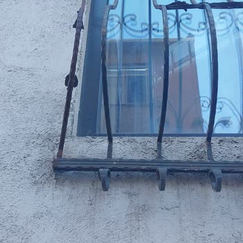 Horoz Lojistik Kamyonu Ferforje Korkuluğuna Zarar Verdi: Tazminat Bekliyorum