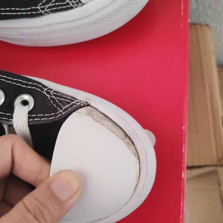 Converse Chuck Taylor Ayakkabısında Çift Taraflı Burun Açılması