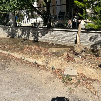 Kapı Önündeki Bozuk Kaldırım Engellileri Ve Bebekleri Tehlikeye Atıyor