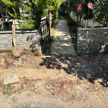 Kapı Önündeki Bozuk Kaldırım Engellileri Ve Bebekleri Tehlikeye Atıyor