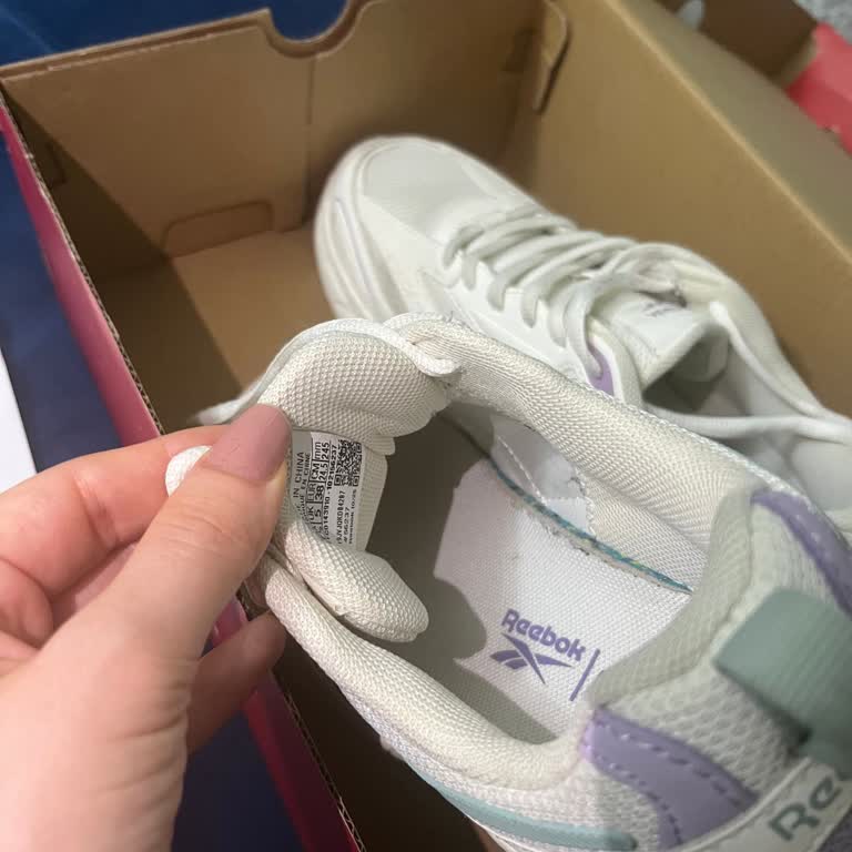 Reebok Ayakkabısının Dikiş Hatası Ayakta Yara Oluşturdu Ve İade Talebi