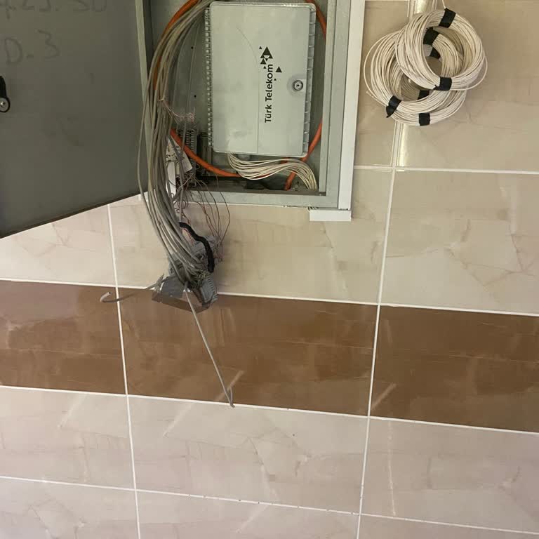 Türk Telekom'un Açıkta Bıraktığı Fiber Kablolar Çocuk Güvenliğini Tehlikeye Atıyor