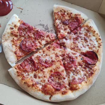 Domino's Pizza Çatalca Şubesinde Sarımsak Kenarı Eksikliği Ve Pizzalarda Kalite Sorunları