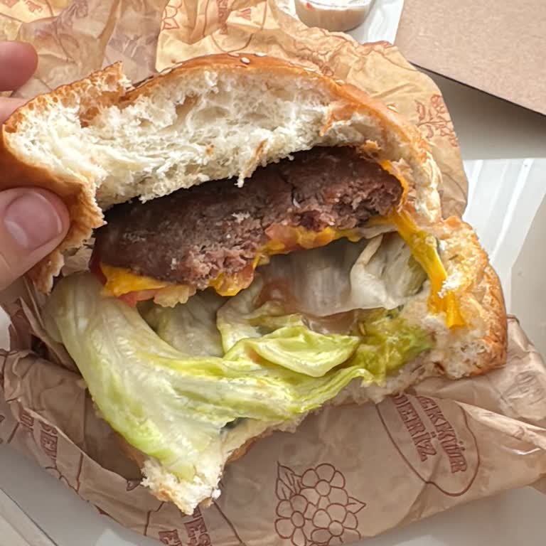 Yemeksepeti'nde Görsel İle Uyumlu Olmayan Hamburger Ve Destek Hattından Çözüm Alamama
