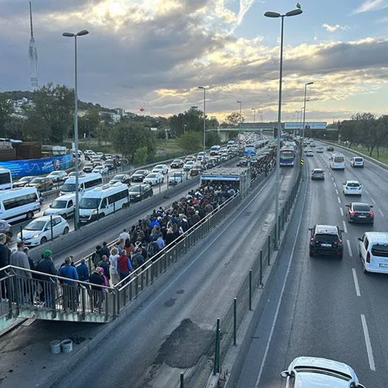Altunizade Metrobüs Durağında Çift Yönlü Asfaltın Acil Yenilenmesi Gerekiyor