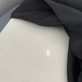 Uyarı Etiketi Olmadan Air Wick Damlama Yapıp Mobilya Boyasını Söküyor