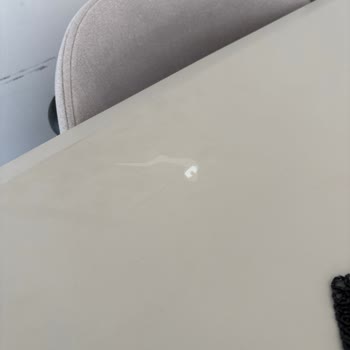 Uyarı Etiketi Olmadan Air Wick Damlama Yapıp Mobilya Boyasını Söküyor