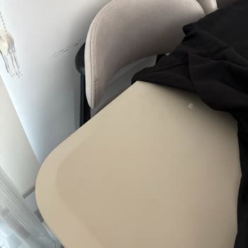 Uyarı Etiketi Olmadan Air Wick Damlama Yapıp Mobilya Boyasını Söküyor