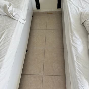 Ölü Hamam Böceği Ve Çalışmayan Buzdolabı Nedeniyle Hijyen Ve Hizmet Sorunları