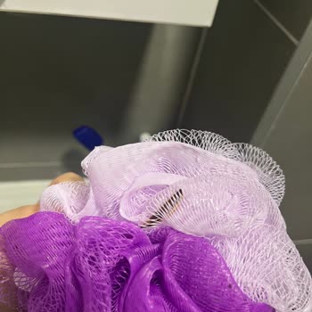 Yeni Banyo Lifi Ambalajından Çekirdek Şeklinde Çöp Çıktı: Hijyen Endişesi