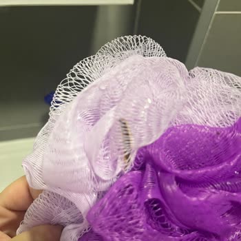 Yeni Banyo Lifi Ambalajından Çekirdek Şeklinde Çöp Çıktı: Hijyen Endişesi