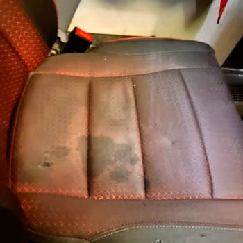 Koltuk Üstü Kirli Su Sızıntısı Ve İlgisiz Muavinin Umursuz Yaklaşımı