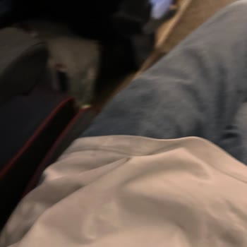 Koltuk Üstü Kirli Su Sızıntısı Ve İlgisiz Muavinin Umursuz Yaklaşımı