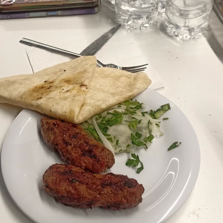 40 Dakika Bekleme, Çiğ Kebap Ve Eksik Izgara Şikayeti