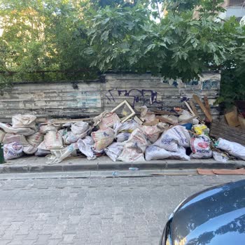 Karşıyaka’da Molozlu Kaldırım Yaya Güvenliğini Tehlikeye Atıyor